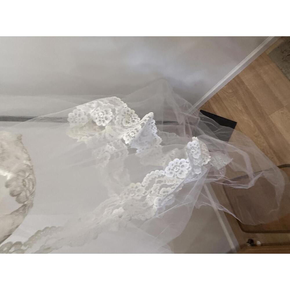 Very Long Vintage White Lace Trim Bridal Veil - Picture 10 of 14
